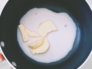 9、【网上厨房独家】丸久小山园名物蛋糕卷—复刻,取小锅放入牛奶和黄油，小火加热至完全融化即可离火，注意不要煮沸。