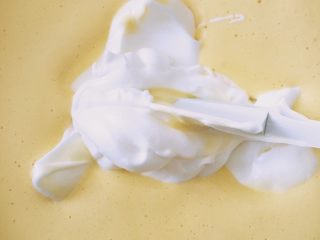 10、【网上厨房独家】丸久小山园名物蛋糕卷—复刻,取1/2蛋白加入蛋黄糊中，翻拌均匀，注意手法，可以大力翻拌
