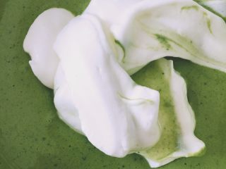 12、【网上厨房独家】丸久小山园名物蛋糕卷—复刻,再加入余下的1/2蛋白，继续用之前的手法翻拌，至少60-80下，不要怕消泡，手法得当是不会消泡的