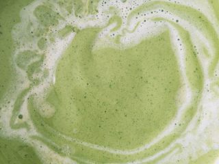 13、【网上厨房独家】丸久小山园名物蛋糕卷—复刻,沿着刮刀均匀的倒入牛奶和黄油的混合液体，翻拌均匀，最后的面糊应该是细腻有光泽的