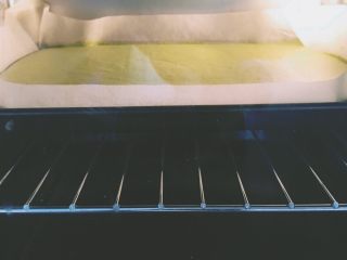 15、【网上厨房独家】丸久小山园名物蛋糕卷—复刻,烤箱180度中层约20min，表面均匀上色，用牙签扎蛋糕体无渣质带出则表明烤熟的，取出烤盘从30-40cm高处落下，震出热气