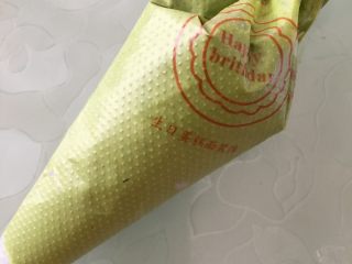 17、【网上厨房独家】丸久小山园名物蛋糕卷—复刻,淡奶油加细砂糖打至8分发；淡奶油加细砂糖和抹茶粉打至8分发，放入裱花袋备用。