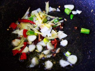 8、酱焖海鲳鱼,这个时候加入葱姜蒜和干辣椒爆出香味后。