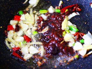 9、酱焖海鲳鱼,这个时候放入豆瓣酱,用小火慢慢煸炒出红油后。