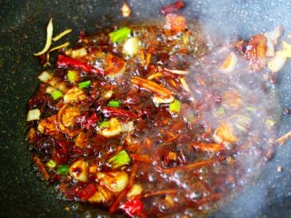 10、酱焖海鲳鱼,看见豆瓣酱炒匀变得越来越粘稠时。