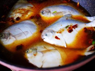 13、酱焖海鲳鱼,倒入适量的清水。