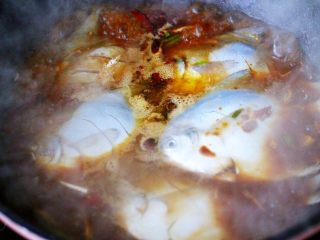 15、酱焖海鲳鱼,大火烧开后,盖上锅盖中火焖20分钟。