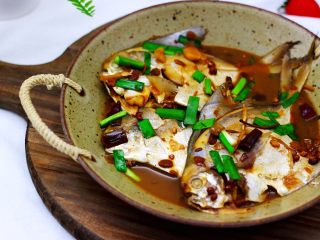 18、酱焖海鲳鱼,把做好的鲳鱼盛入盘中就可以享用了。