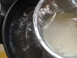 3、我叫可爱的葡萄干奶黄冰皮月饼,然后把它放锅里蒸大概15分钟  一边蒸一边搅 让它摇滚起来hhh