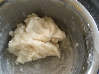 4、我叫可爱的葡萄干奶黄冰皮月饼,等它变成一坨一坨 变透 水分收干 就好啦 然后就把它包上保鲜膜放放凉备用