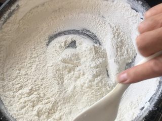 5、我叫可爱的葡萄干奶黄冰皮月饼,取一点糯米粉炒熟 微黄色 没有生粉味道 这是等下撒在模具上的！图里的粉太多啦hhh 我是留着下次用嗒