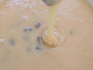 8、我叫可爱的葡萄干奶黄冰皮月饼,再加入黄油 继续搅 黄油可以放微波炉热个30s变成液体