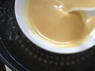 9、我叫可爱的葡萄干奶黄冰皮月饼,然后把锅里水烧开 盆放进去 中火 隔水用刮刀搅搅搅 一直搅！不停的搅！