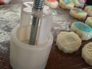 13、我叫可爱的葡萄干奶黄冰皮月饼,然后你也可以放冰箱里冻一会