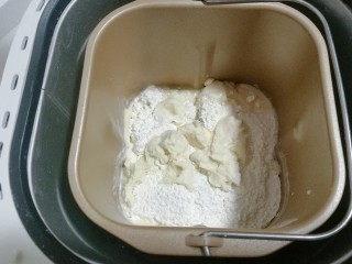 2、老面核桃软欧,按照先液体后固体的顺序,将面团材料放入面包机桶内搅拌揉面;