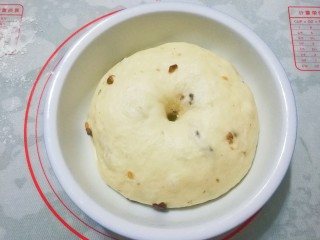 6、老面核桃软欧,发酵至2倍大以上,手戳面团不回缩不塌陷即好;