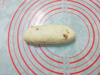 8、老面核桃软欧,醒好的小面团先滚成圆柱状;