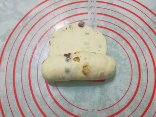 10、老面核桃软欧,将擀开的面皮自上而下卷起来,边卷边将两边往中间收,一直卷到底;