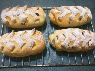 15、老面核桃软欧,烤好的面包取出晾凉;