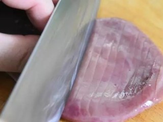 1、60秒让你做出嫩如豆腐的腰花,绝无要腰臊味,新手也能变大厨!,猪腰去除腰臊后,切斜刀,打上一字连刀