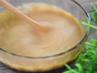 4、60秒让你做出嫩如豆腐的腰花,绝无要腰臊味,新手也能变大厨!,碗中倒入蚝油、老抽、蒸鱼豉油、盐、糖、色拉油、啤酒,搅拌均匀