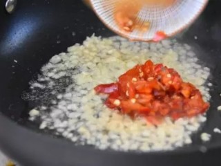 6、60秒让你做出嫩如豆腐的腰花,绝无要腰臊味,新手也能变大厨!,热锅冷油,倒入泡姜、泡蒜、泡椒,炒香备用