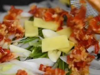 7、60秒让你做出嫩如豆腐的腰花,绝无要腰臊味,新手也能变大厨!,平底锅烧热,铺洋葱、香菜梗、圆葱片、姜蒜片打底,淋上炒香的剁椒酱