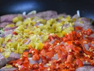 8、60秒让你做出嫩如豆腐的腰花,绝无要腰臊味,新手也能变大厨!,再把猪腰铺满,将青、红剁椒分半铺匀