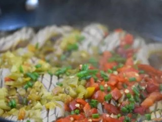 9、60秒让你做出嫩如豆腐的腰花,绝无要腰臊味,新手也能变大厨!,淋上调料汁,开大火关盖焖1分钟,开盖撒上葱花即可