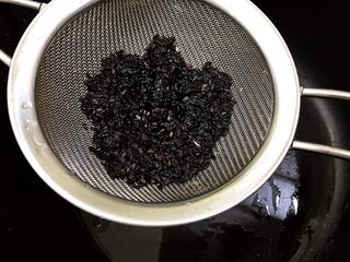 1、琥珀核桃仁,黑芝麻淘洗干净