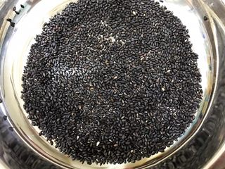 2、琥珀核桃仁,用奶锅小火炒香（用熟芝麻的话跳过这步）