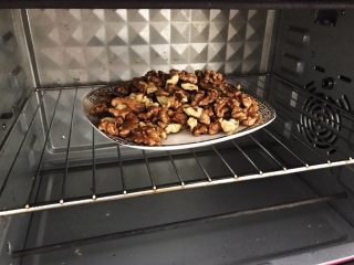 4、琥珀核桃仁,去掉部分脱落的表皮，利用烤箱的余热保温