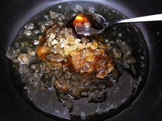 6、琥珀核桃仁,加入麦芽糖