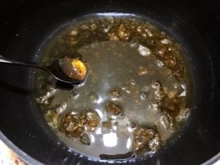 7、琥珀核桃仁,最小火慢慢熬至冰糖融化