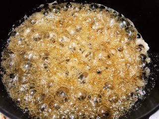 8、琥珀核桃仁,开始滚大泡，继续熬