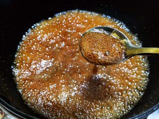 9、琥珀核桃仁,等糖浆变成密集的小泡成琥珀色关火