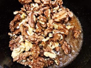 10、琥珀核桃仁,倒入核桃仁用筷子搅拌裹上糖浆