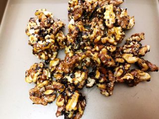 12、琥珀核桃仁,倒在不粘烤盘里