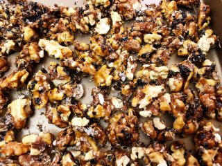 13、琥珀核桃仁,等不烫手后把桃仁一一掰开，凉透就又香又脆咯