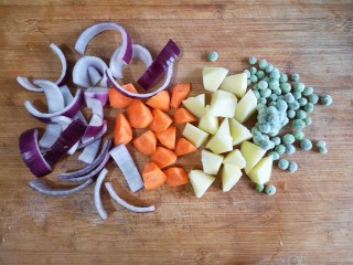 2、日式咖喱鸡排饭,胡萝卜，土豆洗净去皮后切滚刀块，青豆提前解冻，洋葱切条备用。