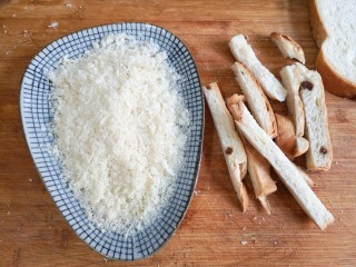 5、日式咖喱鸡排饭,将土司切去四边后搓成面包糠备用。（也可买现成袋装的）