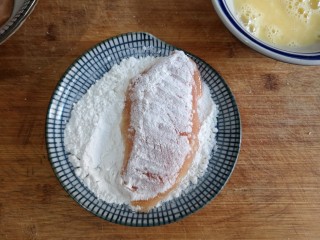 7、日式咖喱鸡排饭,将腌制好的鸡胸肉表面薄薄包裹一层裹炸粉（也可用生粉+玉米淀粉代替）。
