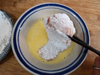 8、日式咖喱鸡排饭,然后均匀裹一层蛋液。