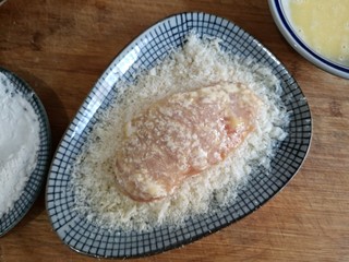 9、日式咖喱鸡排饭,再放入面包糠中。