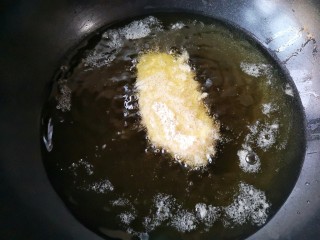 11、日式咖喱鸡排饭,锅中倒入宽油（炸东西油要多一些），开火将油温加热至5成热时下入裹好面包糠的鸡胸肉。