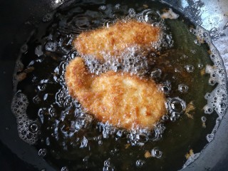 12、日式咖喱鸡排饭,炸定型后注意翻翻面（一定要再炸定型后再翻面，要不鸡排容易脱壳）。