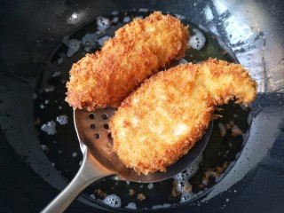 13、日式咖喱鸡排饭,炸至鸡排外表颜色金黄焦脆后沥油捞出。