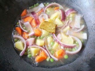 17、日式咖喱鸡排饭,炖煮至土豆完全透明状后加入一块咖喱。