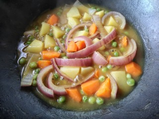 18、日式咖喱鸡排饭,继续大火煮至汤汁浓稠即可。