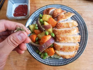 19、日式咖喱鸡排饭,将炸好的鸡排切开摆入碗中，将咖喱浇在米饭上，最后撒点欧芹碎装饰。